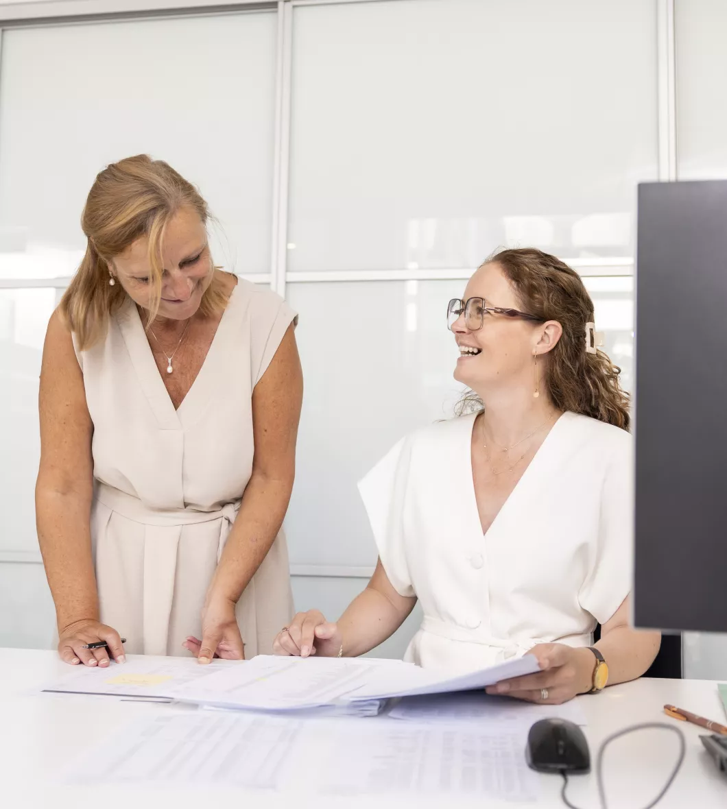 elise en claudine achter bureau