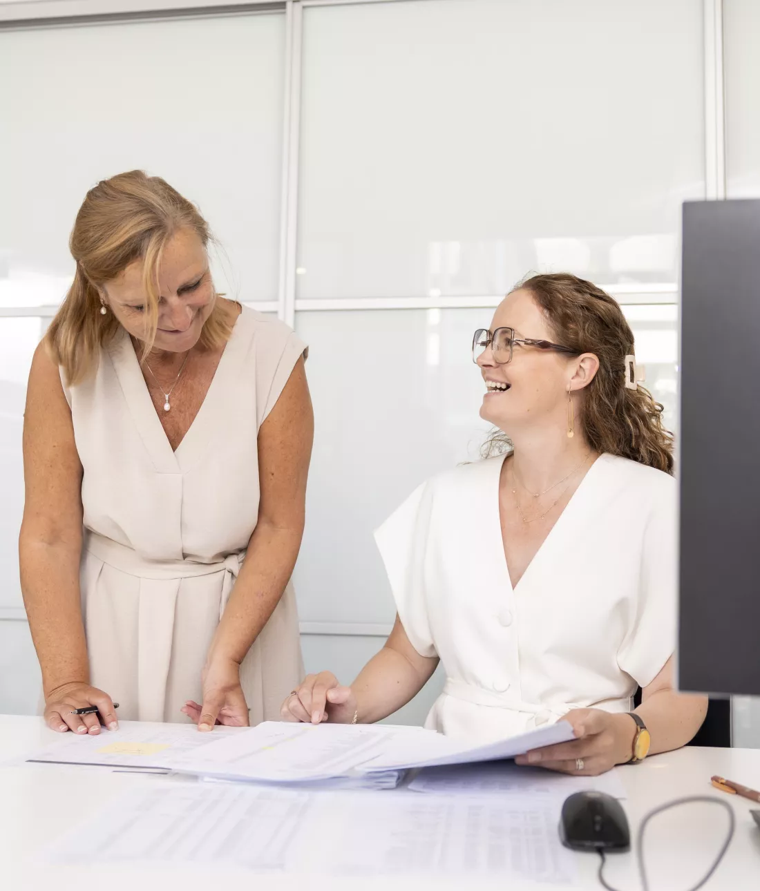 elise en claudine achter bureau
